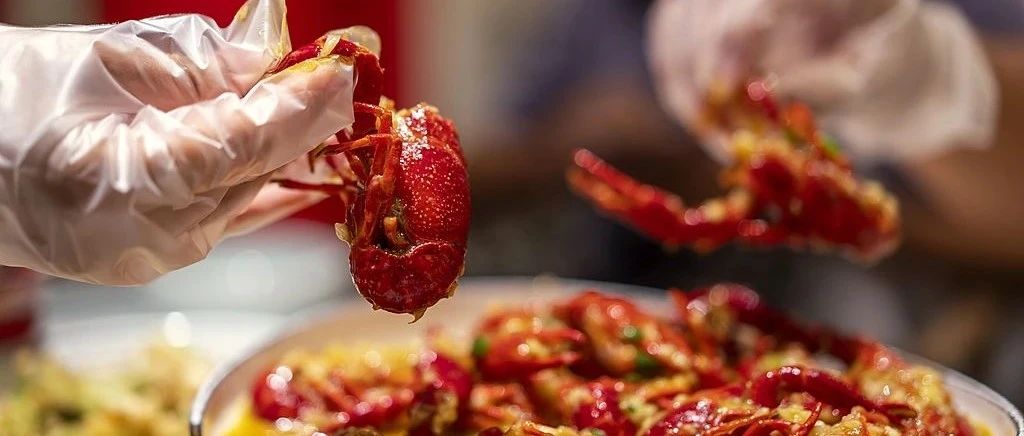 “睡前吃夜宵”和“饿肚子睡觉”，哪个危害更大？