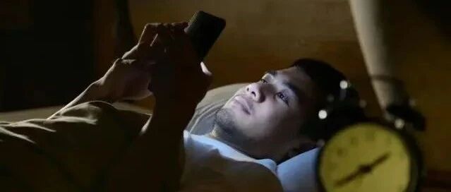 长期在睡前玩手机的人，会付出啥代价？医生：或要承担这4种痛苦