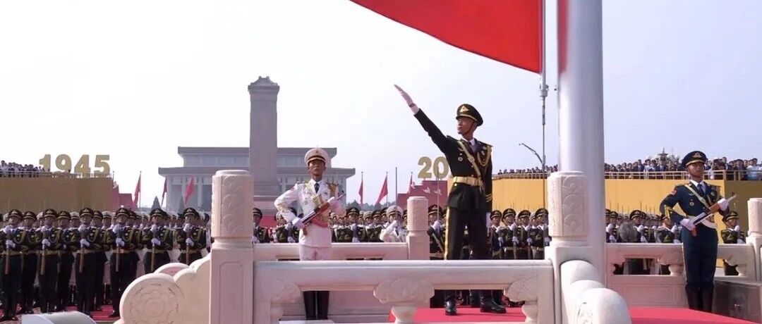 五星红旗在天安门广场冉冉升起！