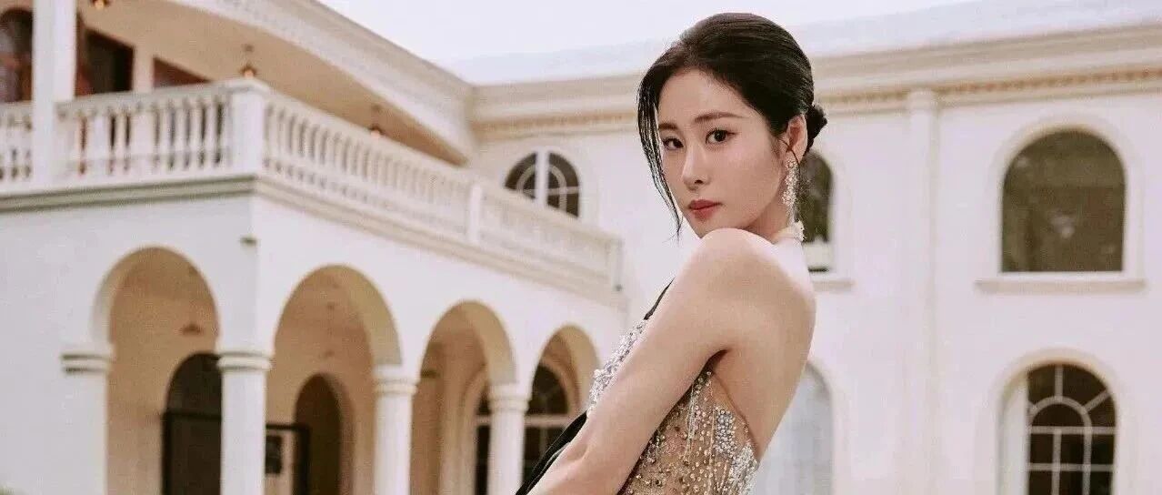 壁纸 | 张碧晨抹胸鱼尾裙写真