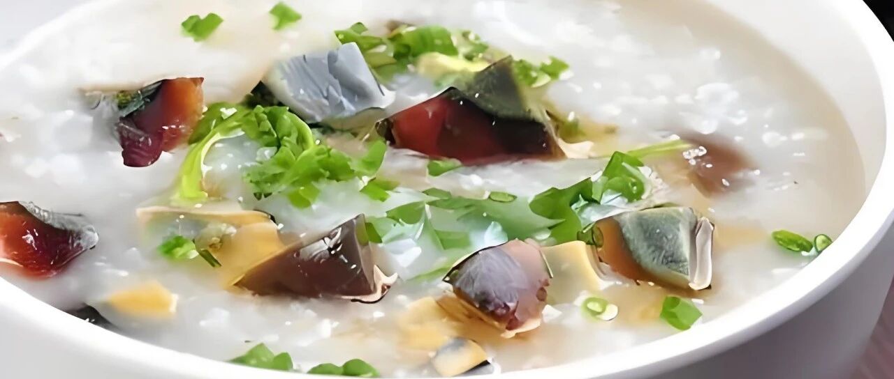 暖心又暖胃，一碗皮蛋瘦肉粥的养生奇遇记，暖胃养生早餐皮蛋瘦肉粥的正确打开方式！