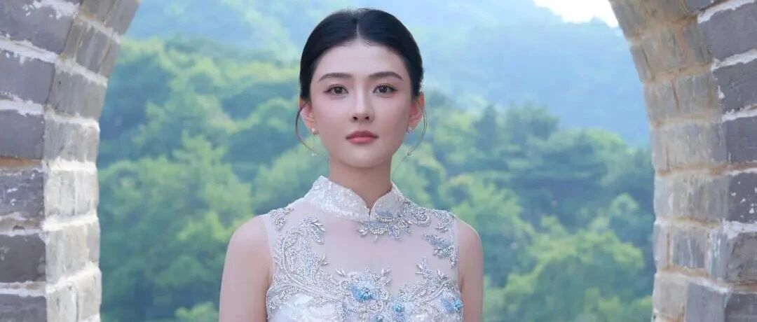 梁洁穿蓝白旗袍好大气，置身长城，温婉端庄