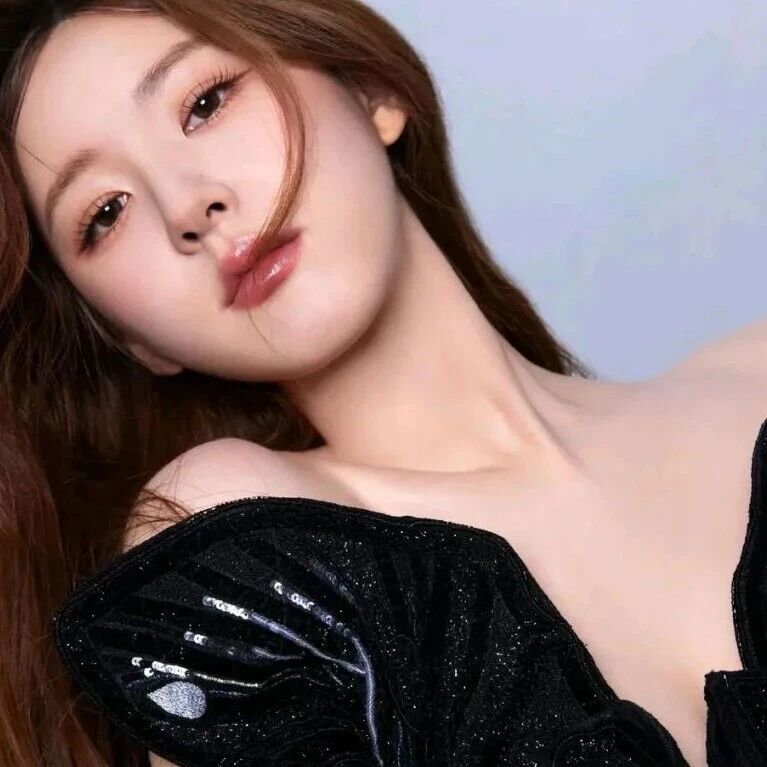 “许妍”赵露思超美写真！她珠圆玉润身材性感撩人